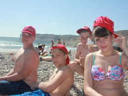 Дети отдыхают на пляже в языковом лагере English in Cyprus на Кипре